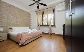 Vatican Flat Cozy With Private Court